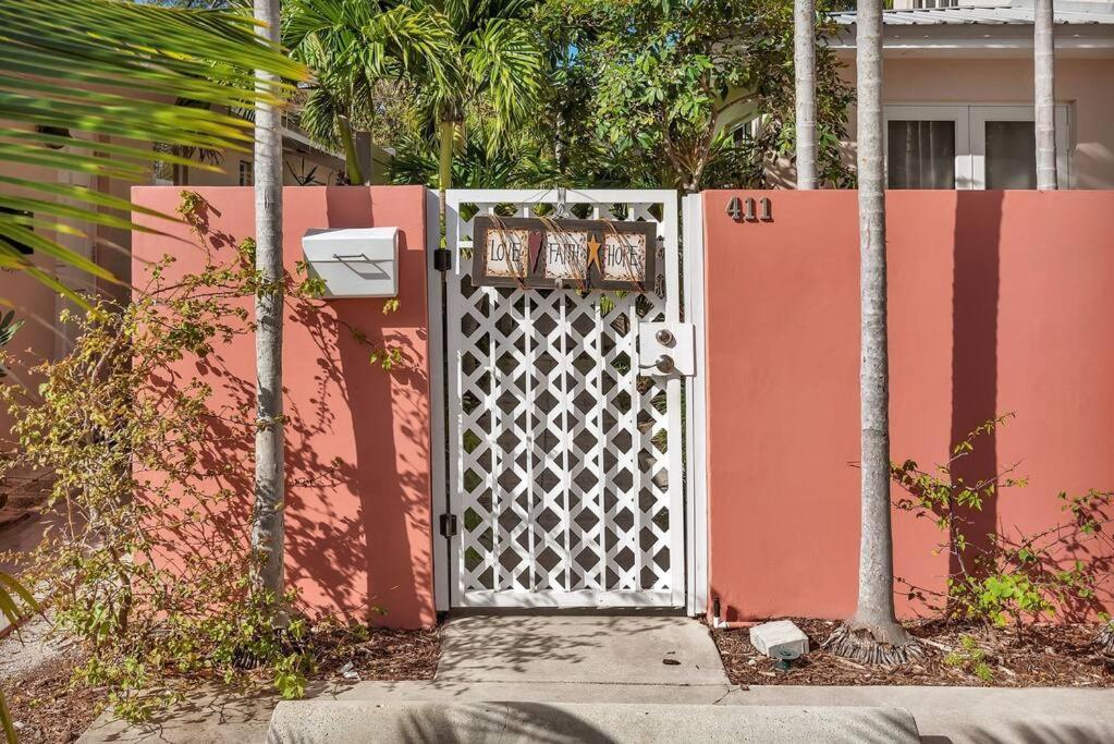 Charming Studio W Pool One Mile To Beach Pets Welcome Лейк-Ворт Екстер'єр фото