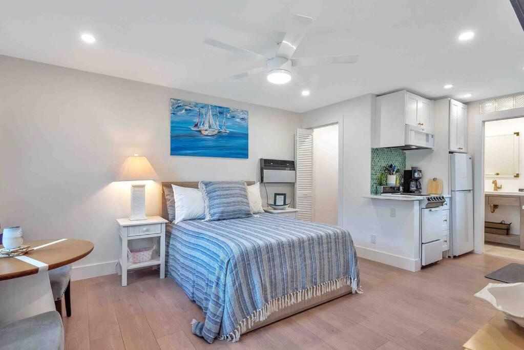 Charming Studio W Pool One Mile To Beach Pets Welcome Лейк-Ворт Екстер'єр фото