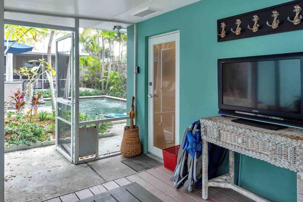 Charming Studio W Pool One Mile To Beach Pets Welcome Лейк-Ворт Екстер'єр фото