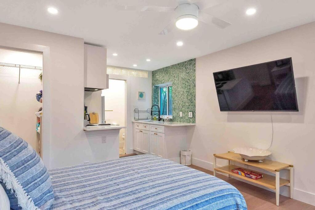 Charming Studio W Pool One Mile To Beach Pets Welcome Лейк-Ворт Екстер'єр фото